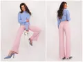 Modelka w pastelowym sweterku i różowych spodniach. Idealne połączenie, by pokazać, jaki kolor pasuje do różu – błękit!