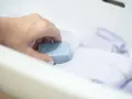 Jak usunąć klej z bluzy? Bezpieczny poradnik krok po kroku