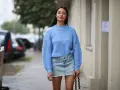 Jak dobrać bluzkę do jeansowej spódnicy? Porady stylistki