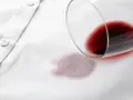 Czerwone wino na białej bluzce? Poznaj triki na każdą plamę!