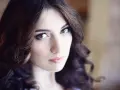 Brunetka o pięknych, brązowych włosach i ciepłych oczach.
