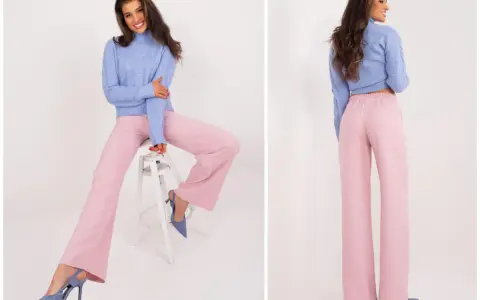 Modelka w pastelowym sweterku i różowych spodniach. Idealne połączenie, by pokazać, jaki kolor pasuje do różu – błękit!