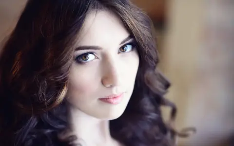 Brunetka o pięknych, brązowych włosach i ciepłych oczach.