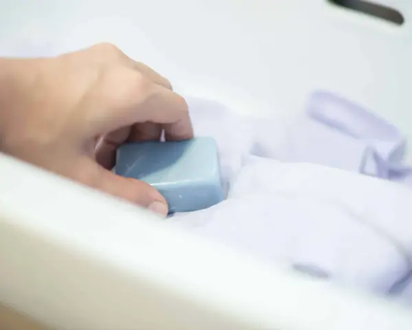 Jak usunąć klej z bluzy? Bezpieczny poradnik krok po kroku