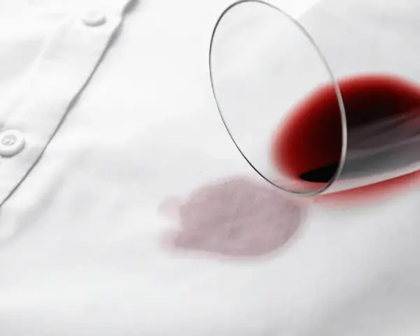 Czerwone wino na białej bluzce? Poznaj triki na każdą plamę!