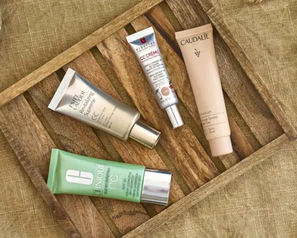 Krem CC ranking: Estee Lauder, Clinique i Erborian w drewnianej skrzynce.