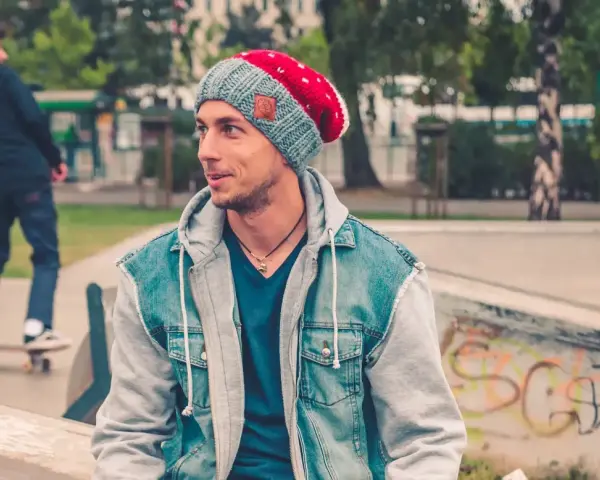 Czapki męskie: Trendy, style i jak dobrać idealną do twarzy