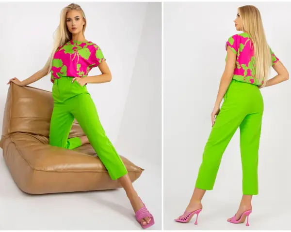 Modelka w stylizacji z intensywnymi odcieniami zieleni. Spodnie i bluzka z wzorem w soczystej zieleni.