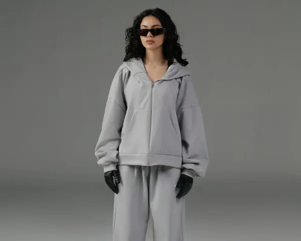 Jakie spodnie do szarej bluzy? Sekrety modnych stylizacji