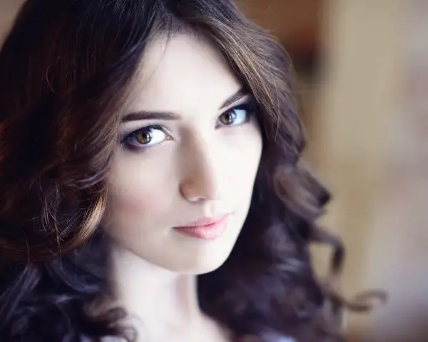 Brunetka o pięknych, brązowych włosach i ciepłych oczach.