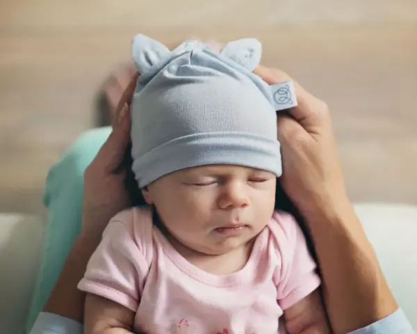 Czapka czy opaska dla niemowlaka? Kiedy co wybrać? Poradnik