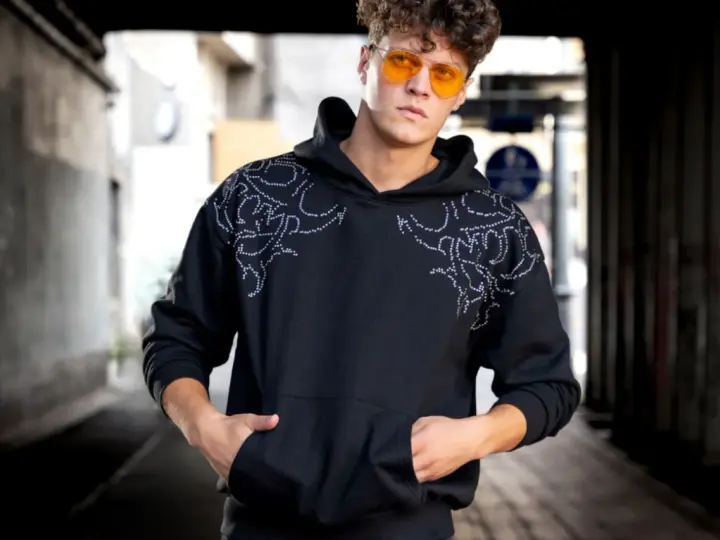 Czarna bluza: Jakie spodnie wybrać, by zawsze wyglądać stylowo?