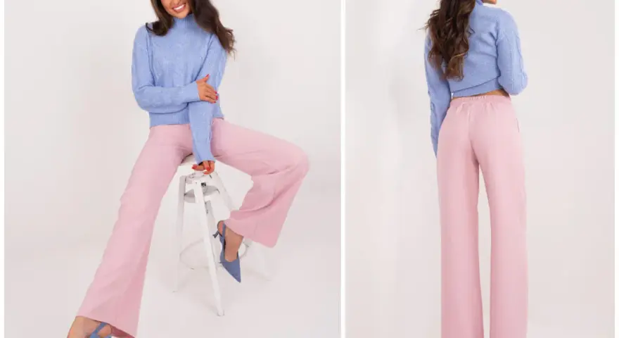 Modelka w pastelowym sweterku i różowych spodniach. Idealne połączenie, by pokazać, jaki kolor pasuje do różu – błękit!