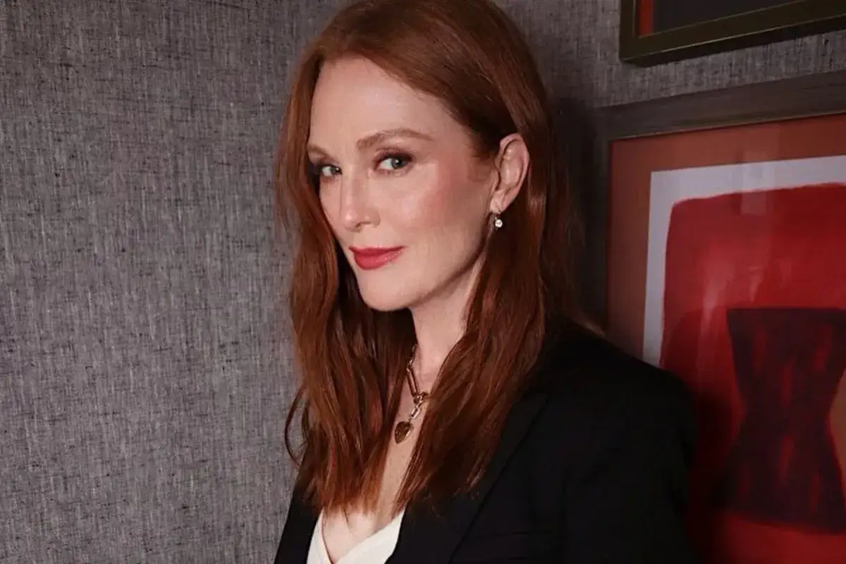 Julianne Moore w czarnej marynarce i białej bluzce. Jej rude włosy i czerwone usta podkreślają, jaki kolor pasuje do rudego – czerń i biel to klasyka.