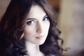 Brunetka o pięknych, brązowych włosach i ciepłych oczach.